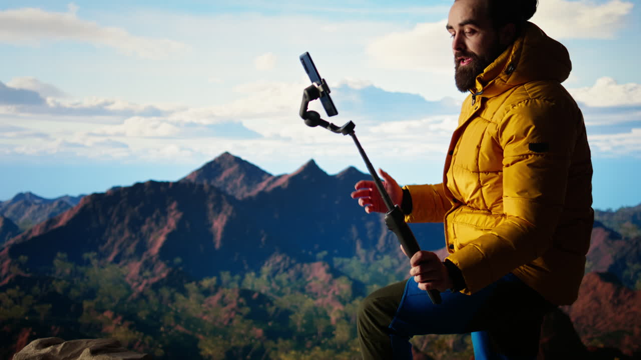 creador de contenido graba un vlog en las montañas compartiendo su aventura al aire libre