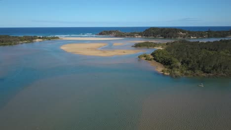 hombre en sup stand up paddle en el río corindi, australia