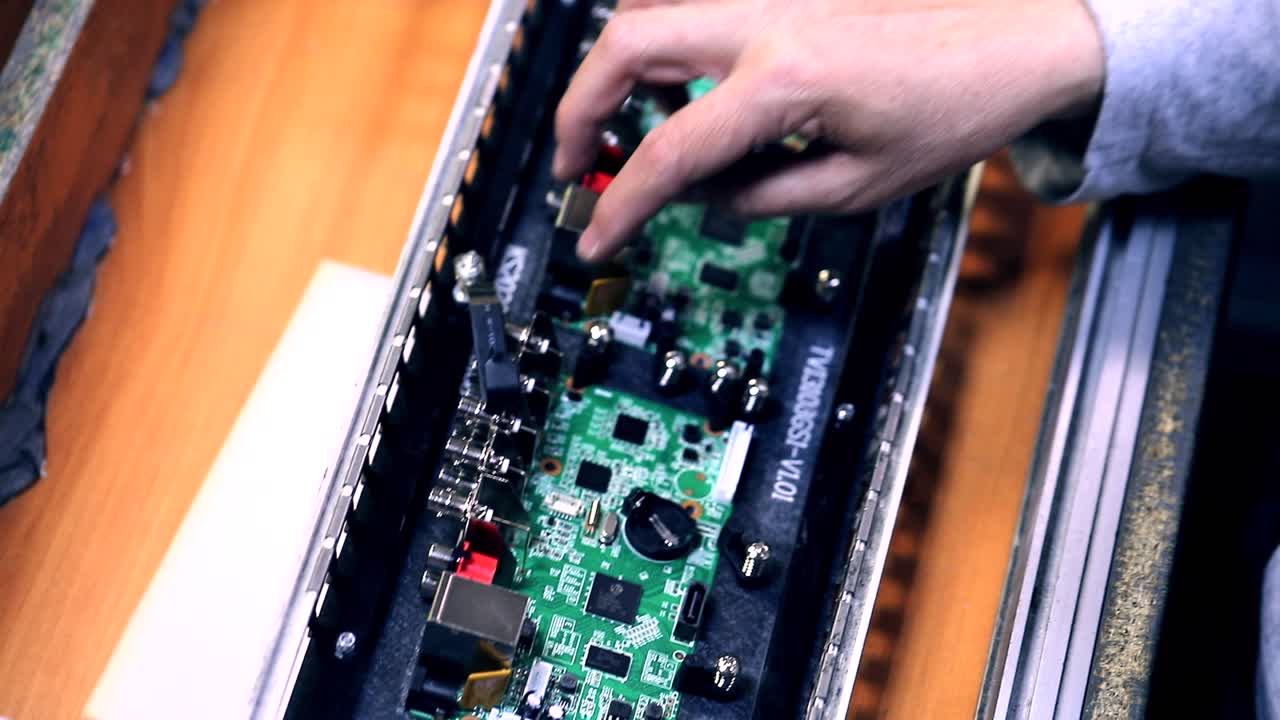 инженер проверяет входы на материнскую плату