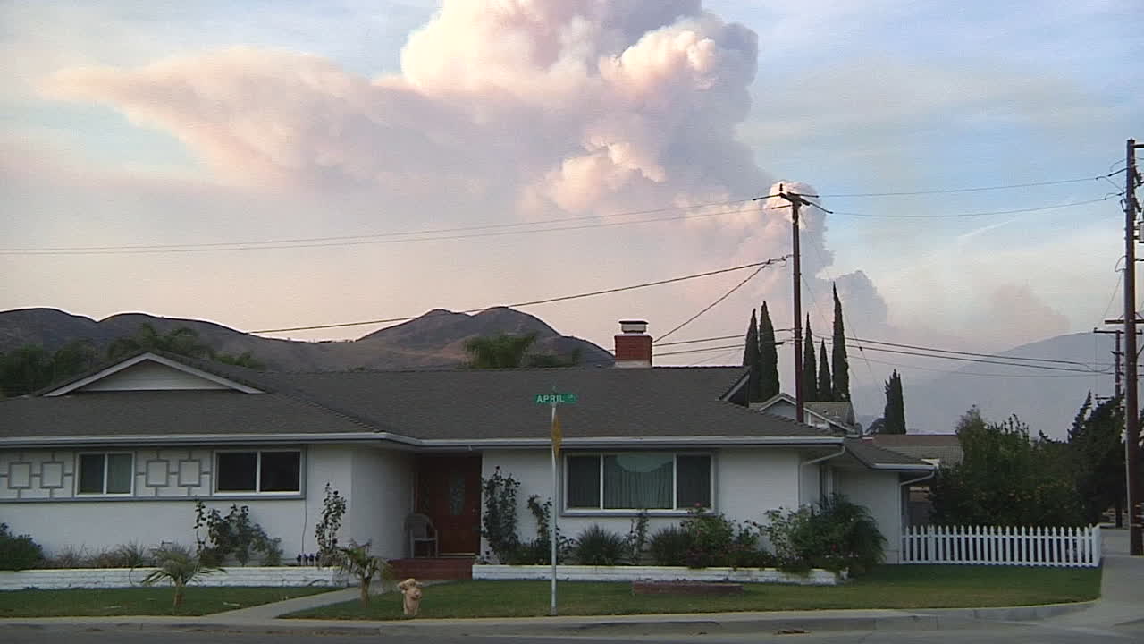 벤추라 캘리포니아의 한 거리에서 멀리 토마스 화재의 연기가 보인다