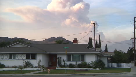 el humo del incendio thomas se ve a lo lejos desde una calle en ventura california