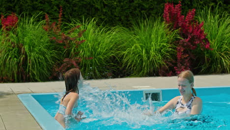 dos chicas divirtiéndose en una piscina