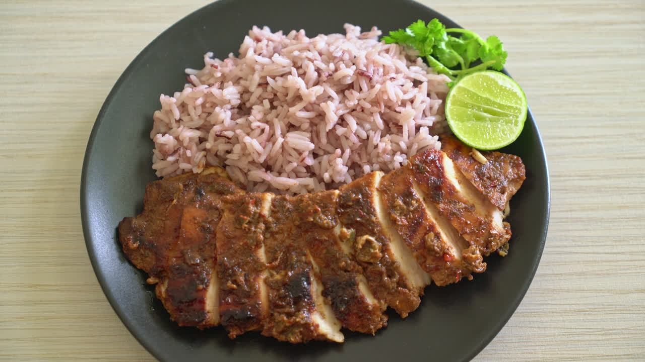 Ayam jerk Jamaika panggang pedas dengan nasi - Gaya makanan Jamaika