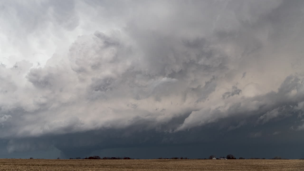 En kileformet tornado rammer landlige Iowa midt under det tredjestørste 24-timers tornado-udbrud i USA's historie