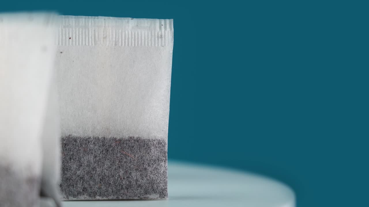 푸른 배경에 대해 회전하는 허브 차 봉투와 함께 트레이