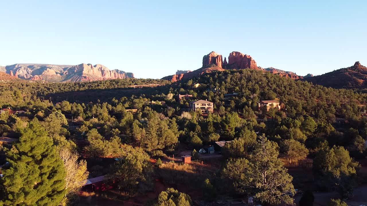 Lille beboelsesbyen Sedona i Amerika en tidlig morgen, droneoptagelse fra luften
