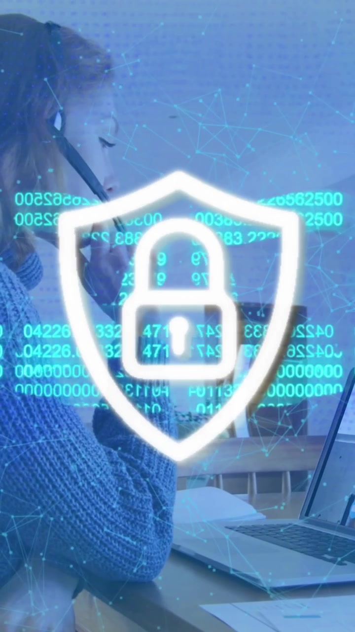 Animazione di interfaccia di sicurezza online su donna d'affari che utilizza un headset telefonico e un laptop
