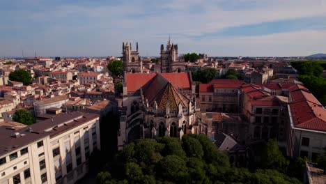 Toma-Aérea-En-órbita-De-Una-Hermosa-Iglesia-Antigua-En-El-Centro-De-Montpellier.