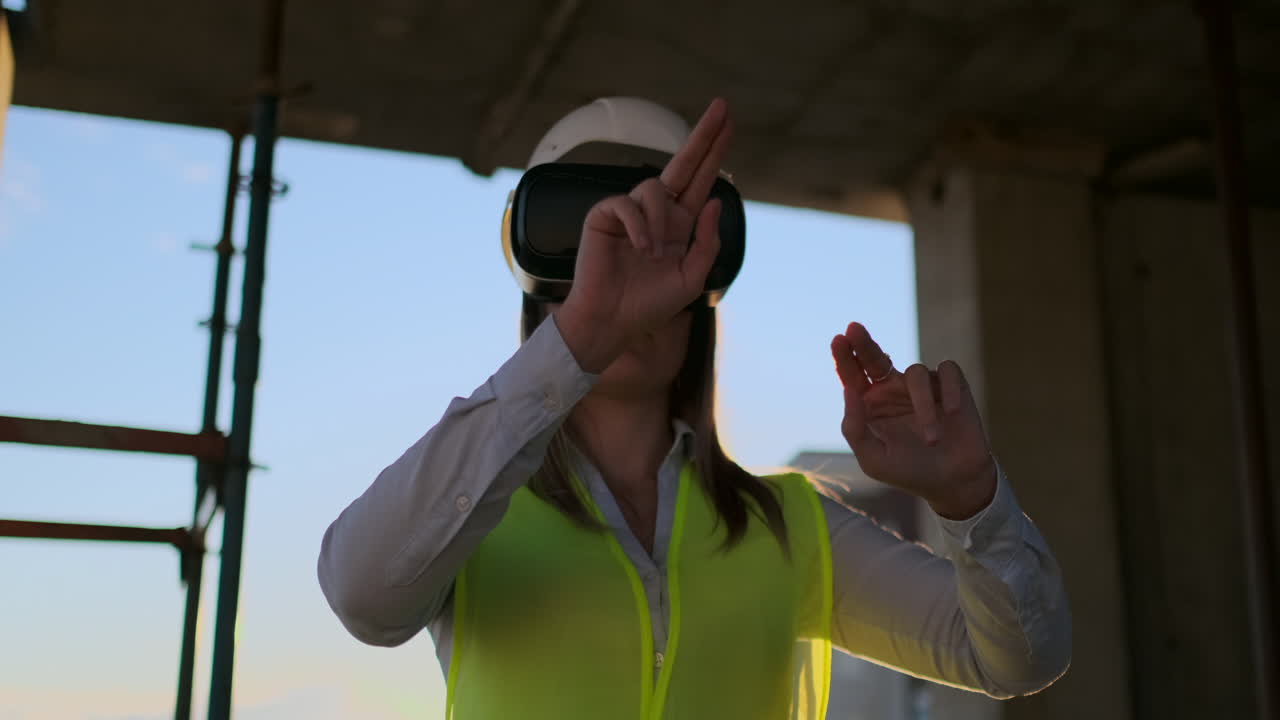 ingeniera femenina con auriculares vr dirigiendo un proyecto de construcción.