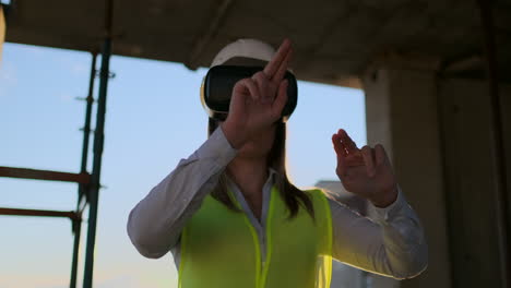 Ingeniera-Con-Auriculares-Vr-Gestionando-Un-Proyecto-De-Construcción.