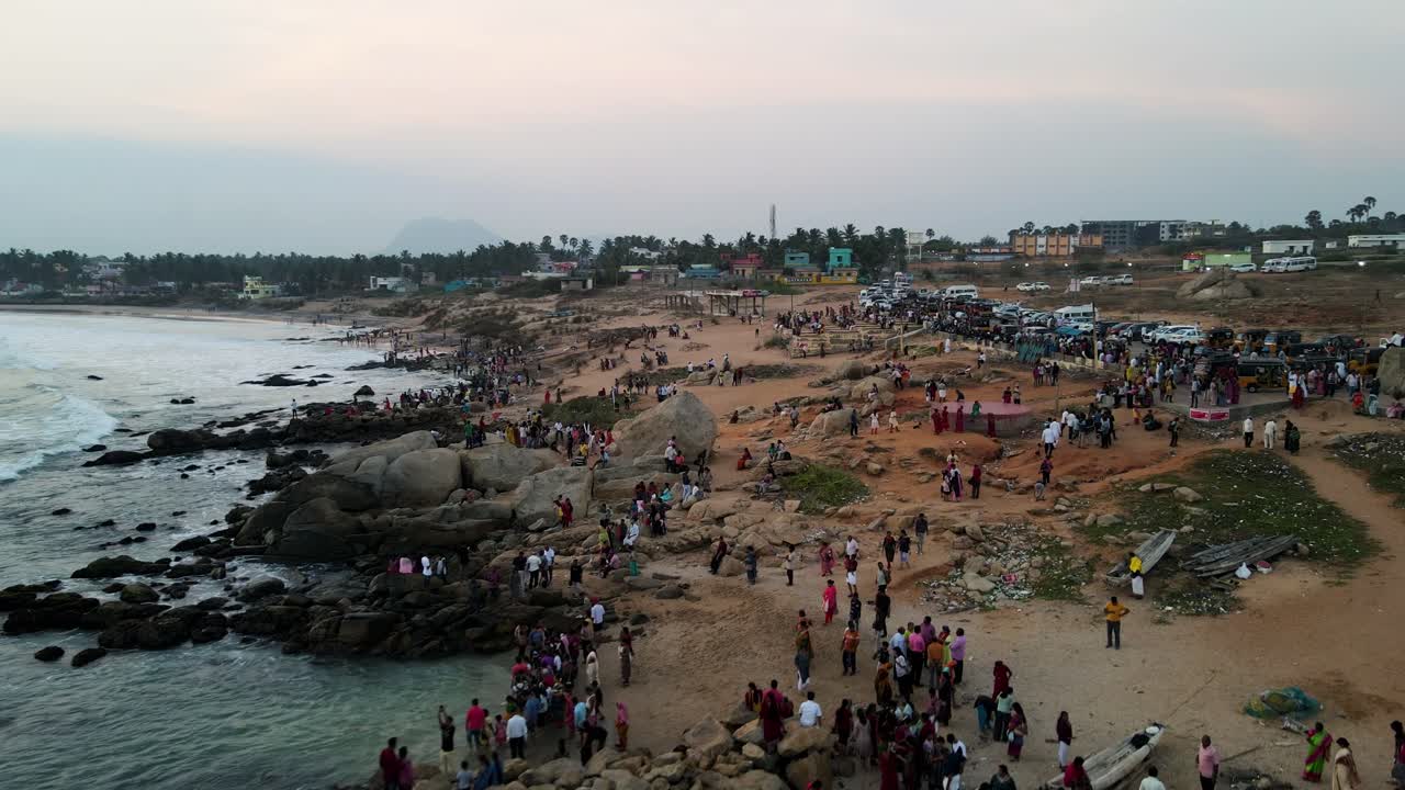 impresionante toma aérea de un dron de kanyakumari con la ciudad y el océano bañados en cálidos colores del atardecer.