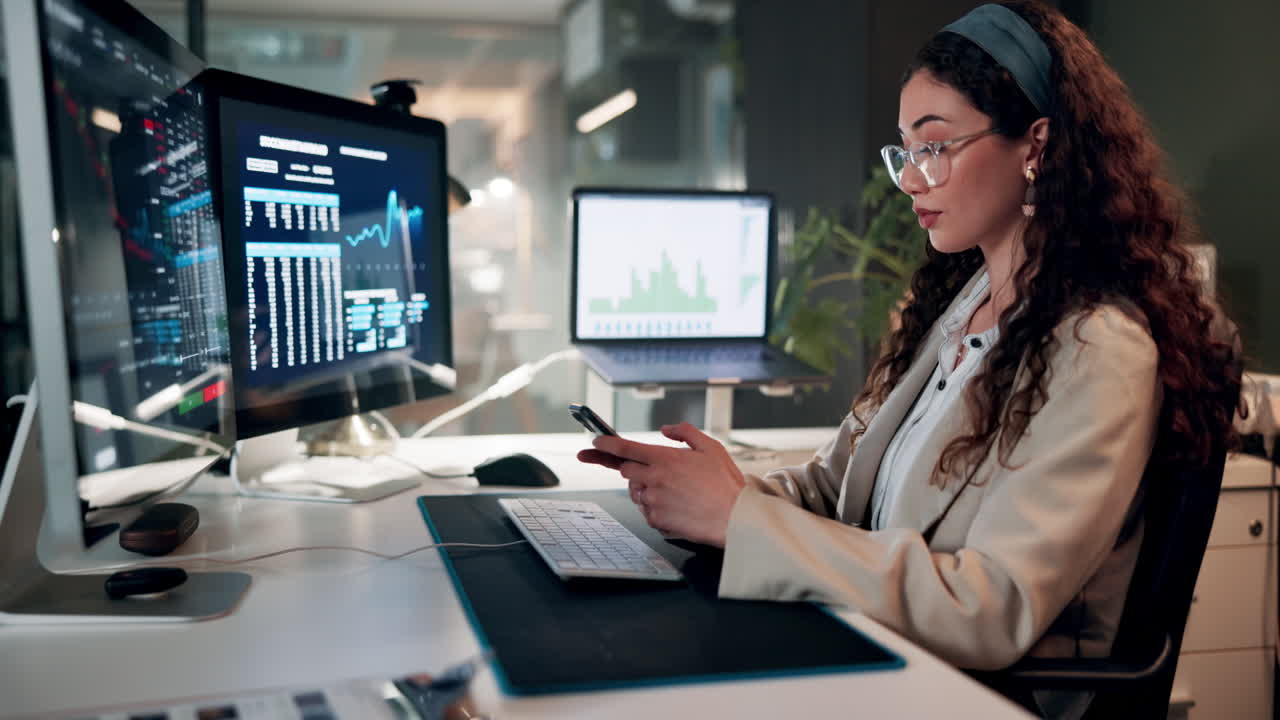 mujer de negocios que trabaja en datos financieros