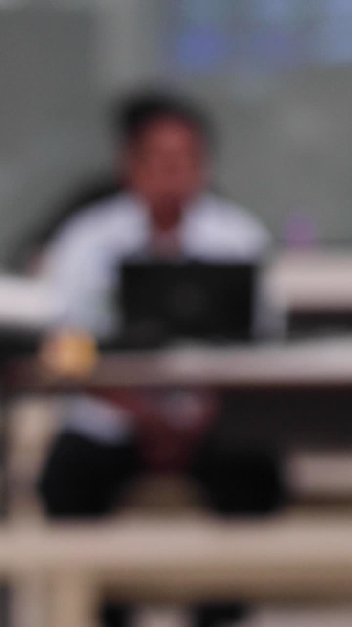 Due persone che lavorano insieme sui laptop