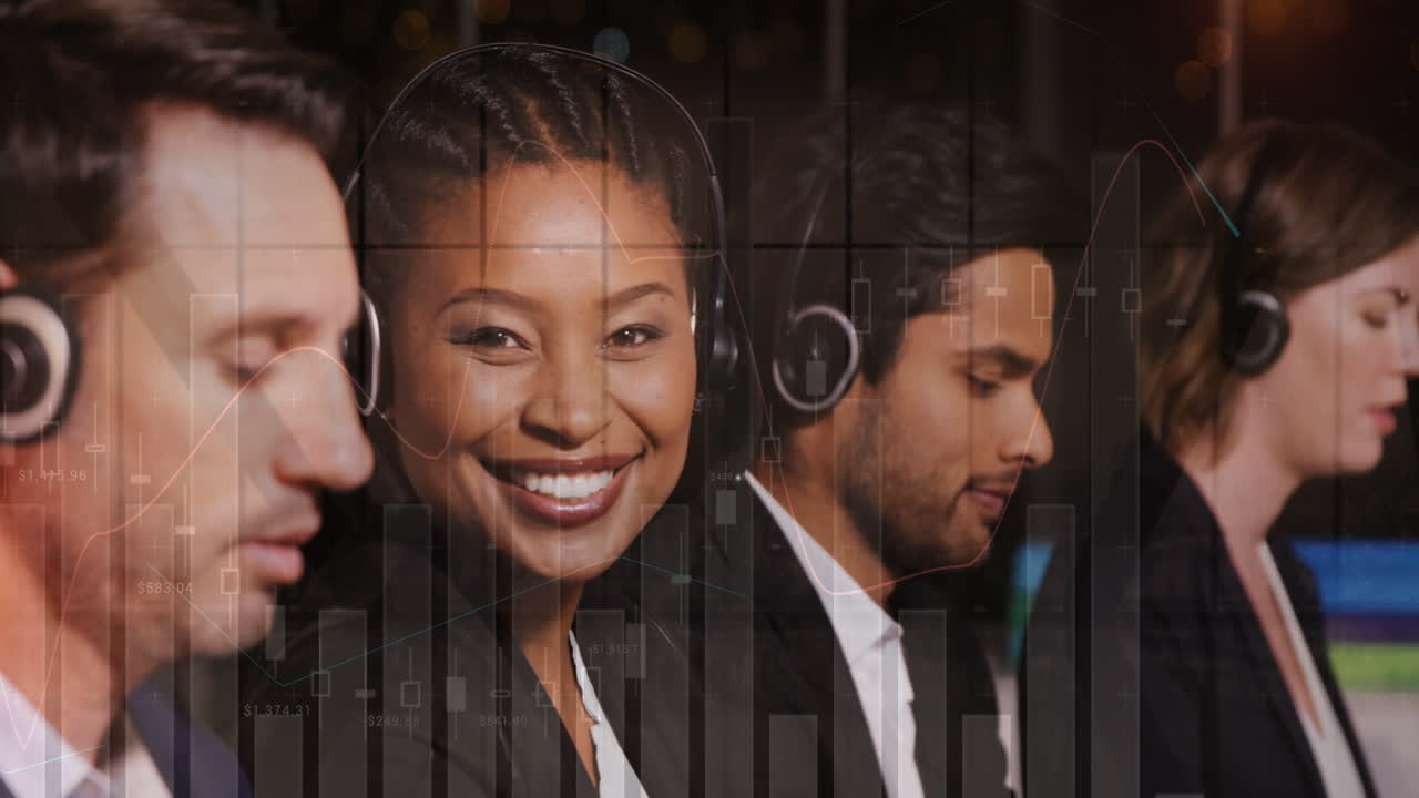 animación de gráficos financieros sobre felices consultores femeninos y masculinos diversos en la oficina