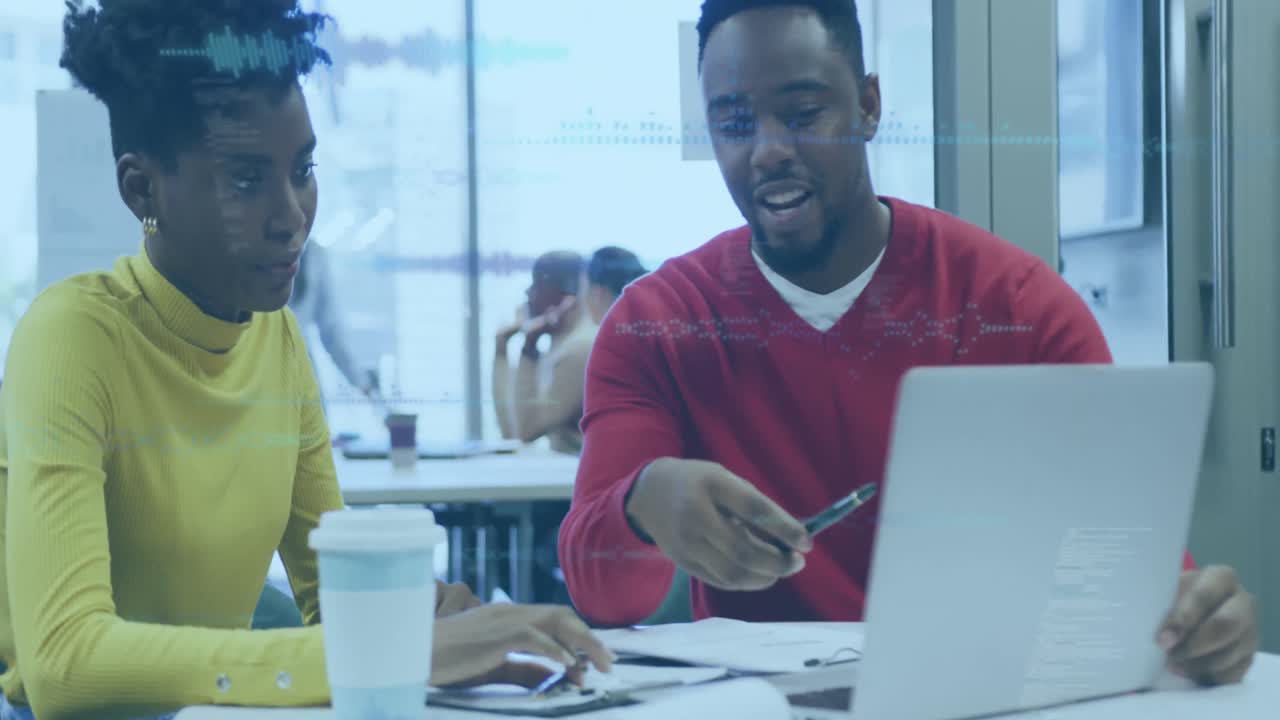 animazione delle statistiche e dell'elaborazione dei dati su uomini d'affari che utilizzano laptop