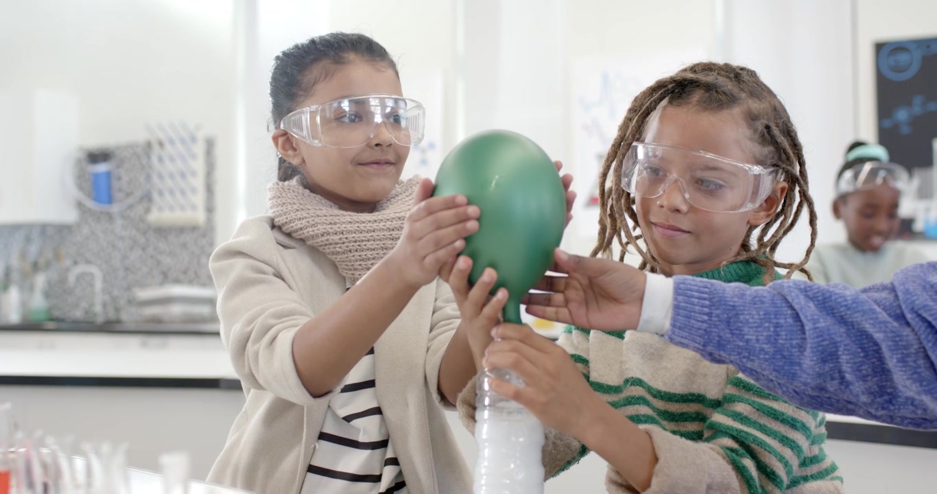 Okul Laboratuvarında Köpüklü Şişe Reaksiyonu Gerçekleştirip Yeşil Balon Şişiren Afrikalı Amerikalı Sınıf Arkadaşları