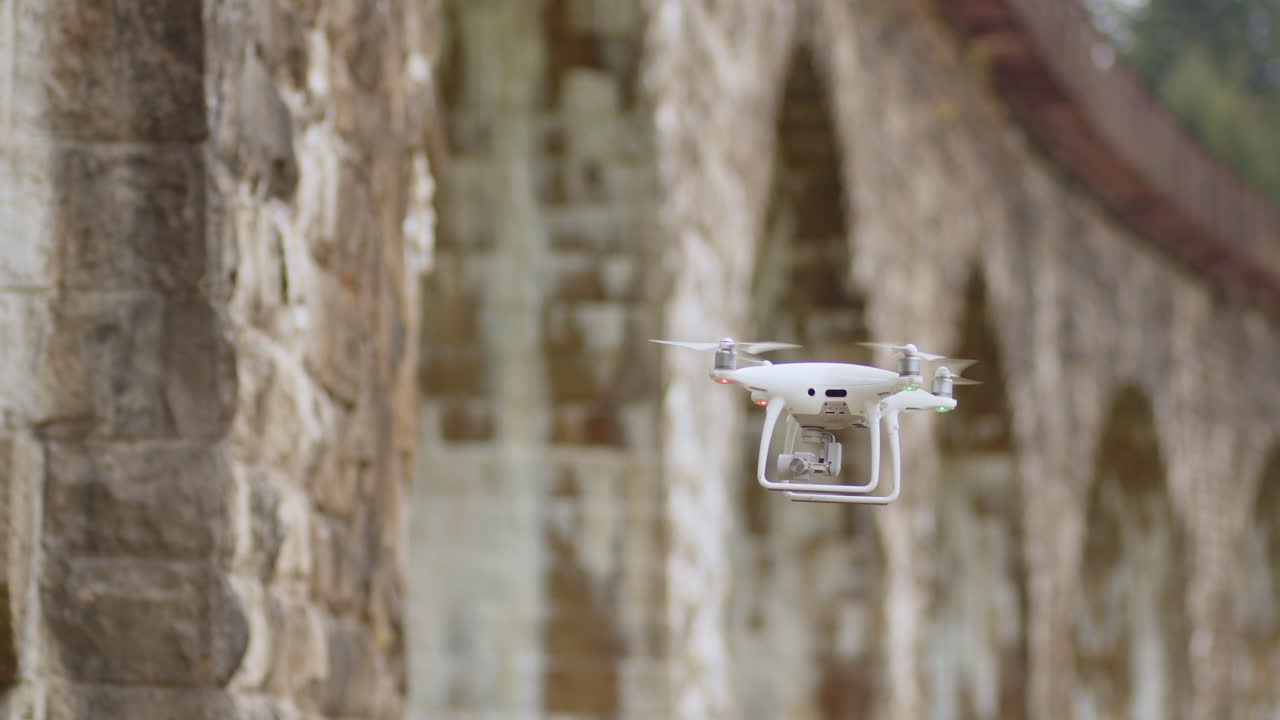 오래된 돌 다리 위의 드론