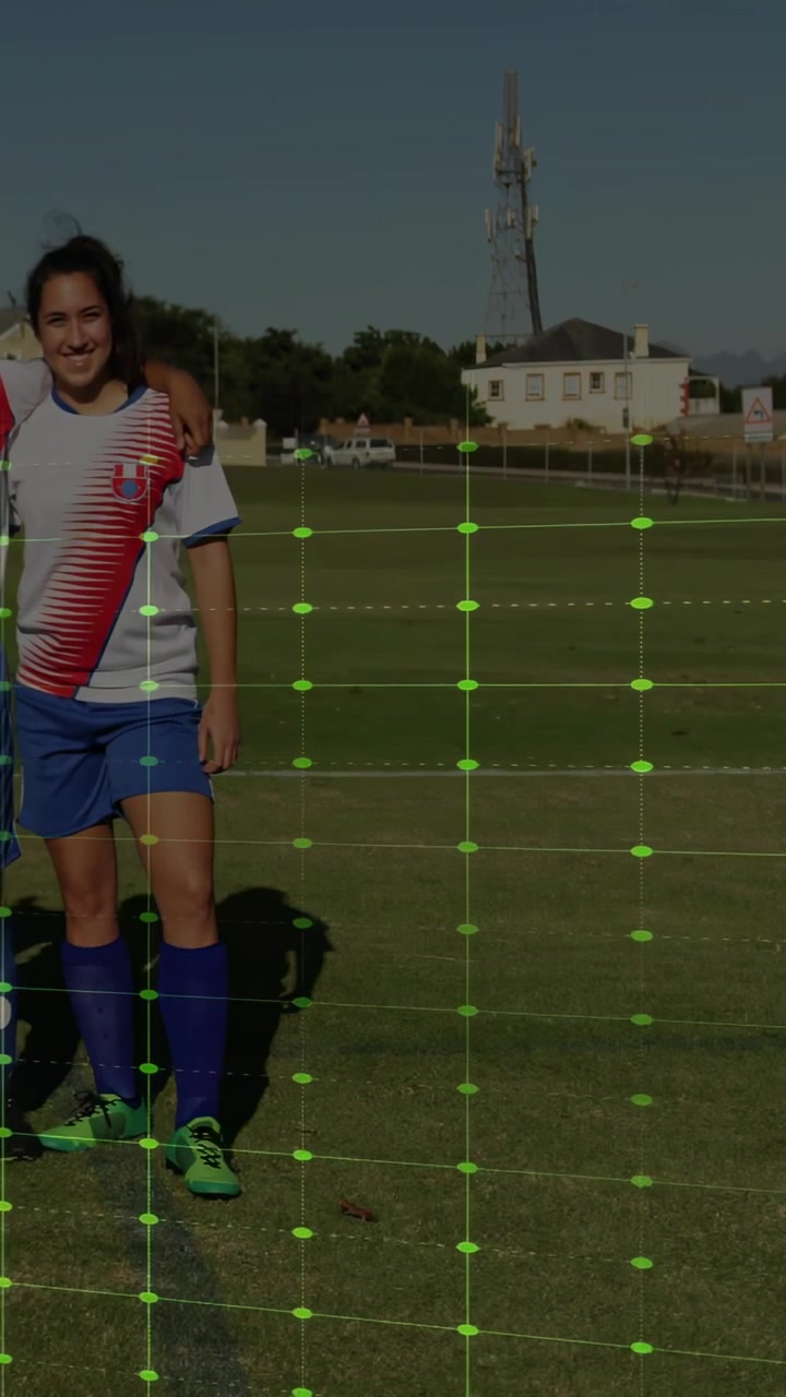 Video verticale: Calciatore in posa, scansione a griglia che provoca il tracciamento al neon dei passi per l'allenatore.