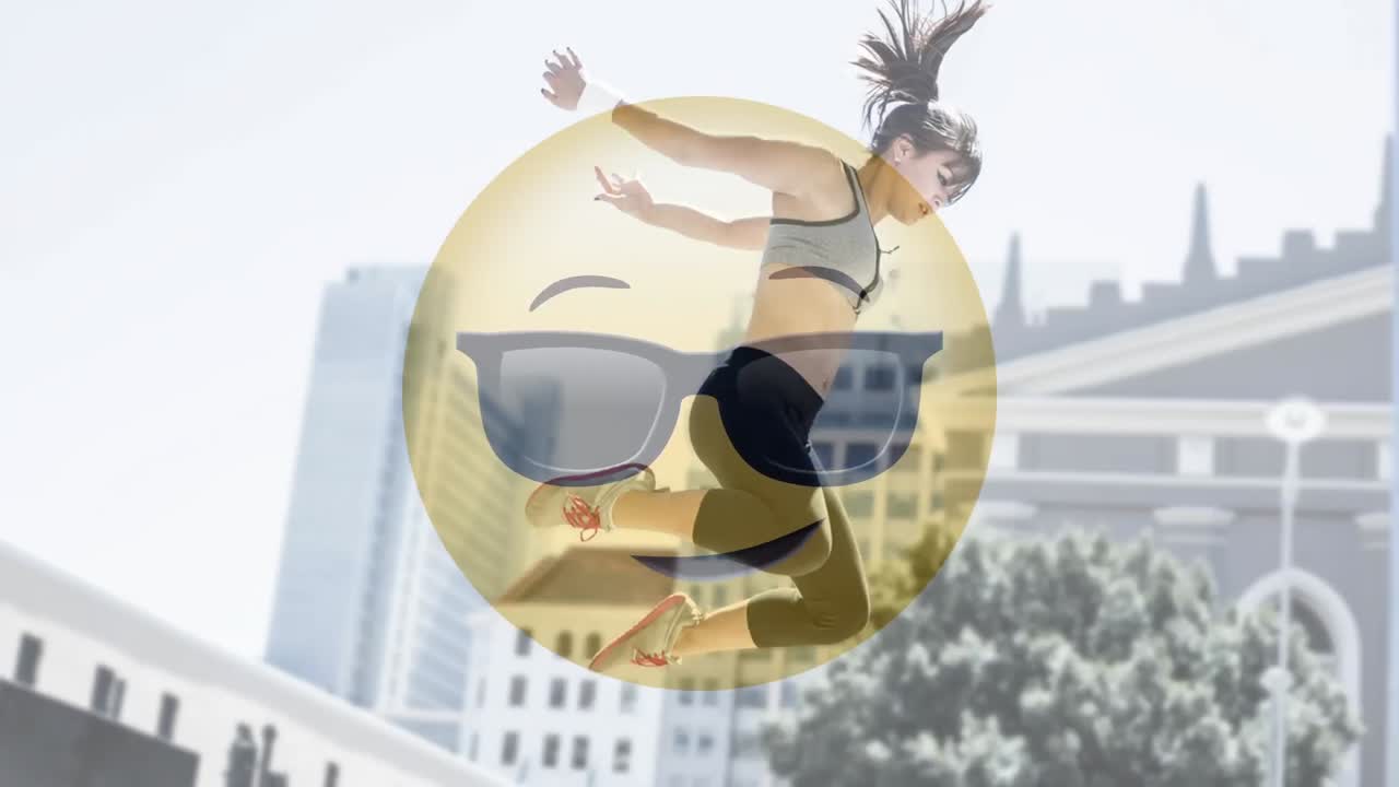 선글라스 와 활동적 인 여자 와 함께 미소