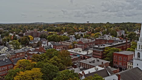 Newburyport-Massachusetts-Luftaufnahme-V9-Low-Level-Drohnenüberflug-Wunderschöne-Küstenstadt-Mit-Aufnahme-Historischer-Kirchen-Und-Architekturen-Im-Viktorianischen-Stil-–-Aufgenommen-Mit-Der-Kamera-Inspire-2,-X7-–-Oktober-2021