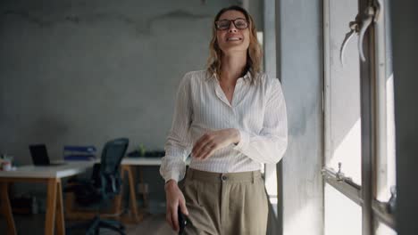 una mujer de negocios exitosa en su oficina.
