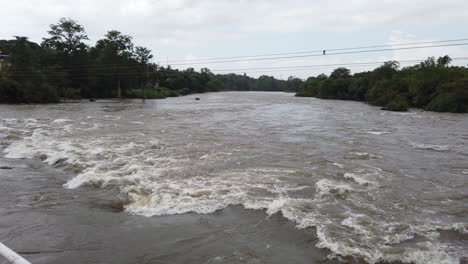 toma de primer plano del río dandeli kali que fluye hacia abajo, una alta corriente de agua que fluye hacia la naturaleza