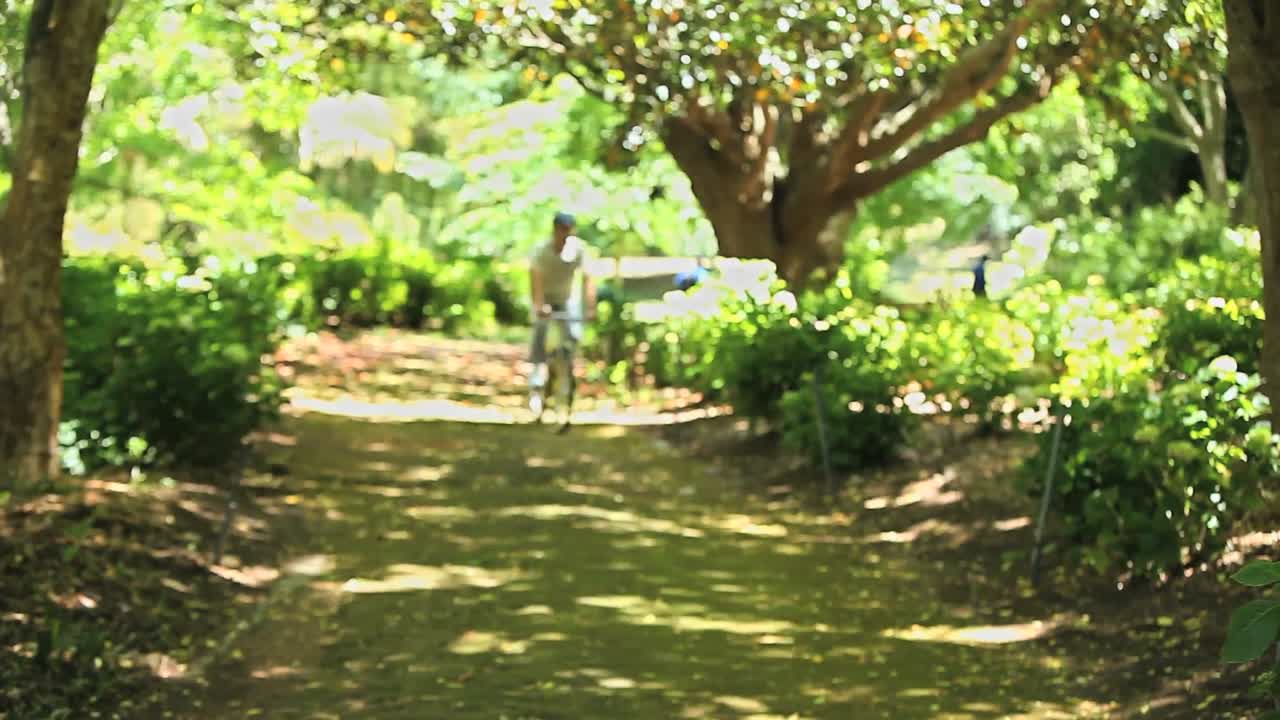 hombre viejo en bicicleta.