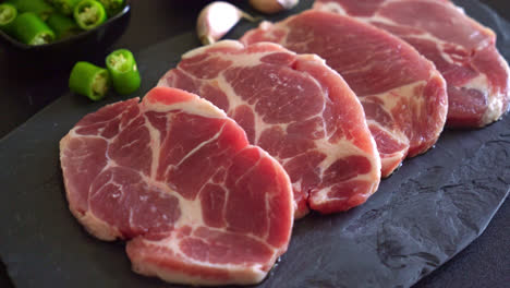 Cuello-De-Cerdo-Fresco-Crudo-O-Cuello-De-Cerdo-A-Bordo-Con-Ingredientes-Para-Marinar