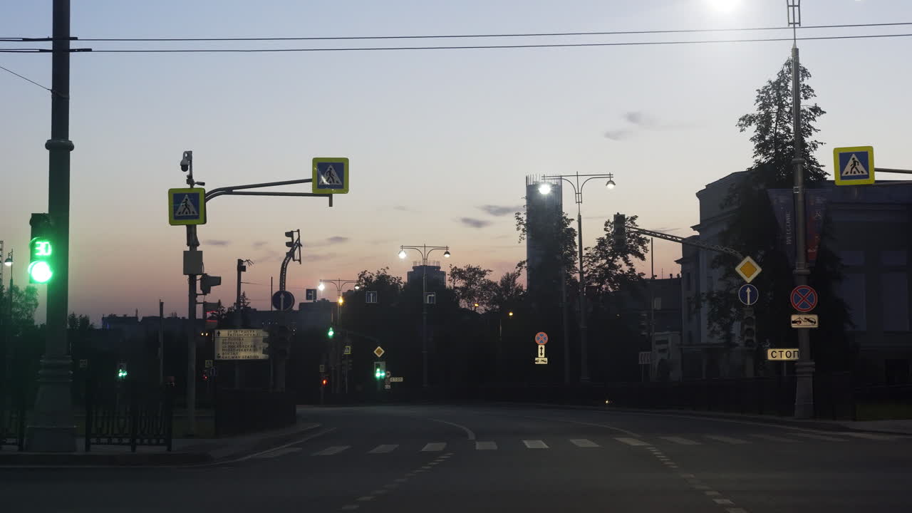 calle vacía de la ciudad al amanecer o al anochecer