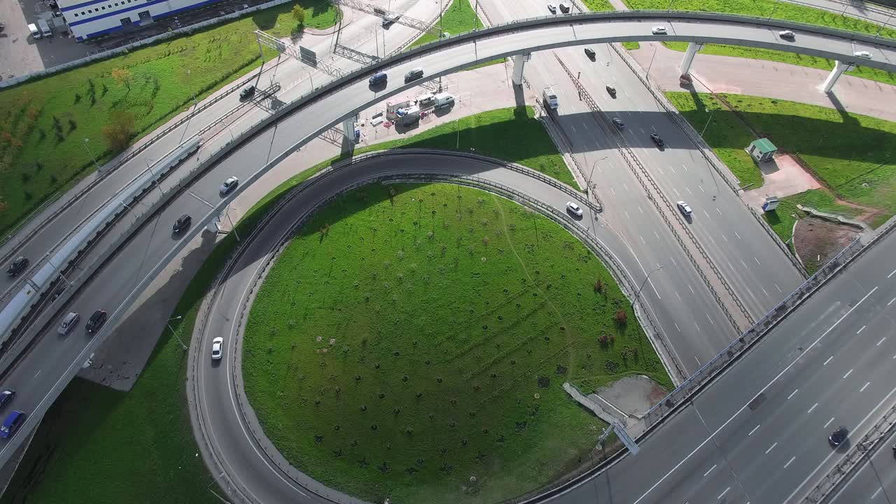 fotografía aérea de una intersección de transporte en una gran ciudad