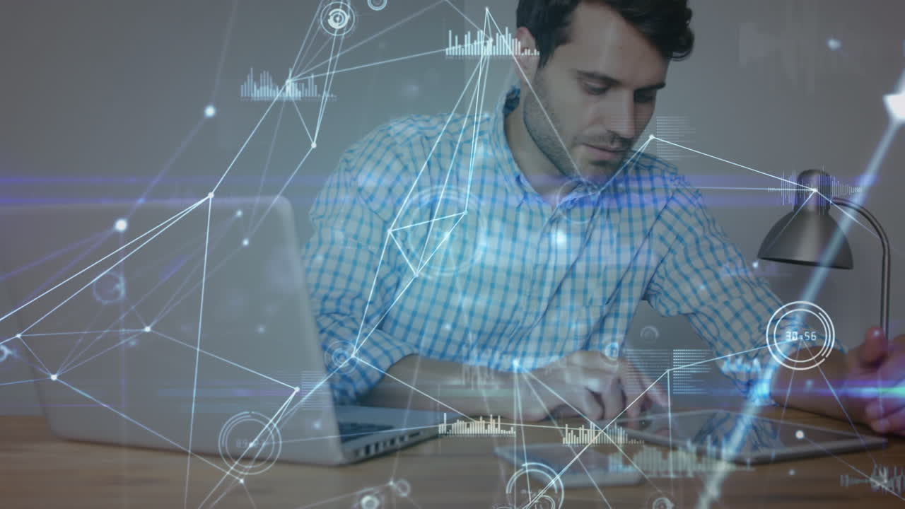 red de conexiones y procesamiento de datos contra el hombre caucásico usando computadora portátil y tableta digital