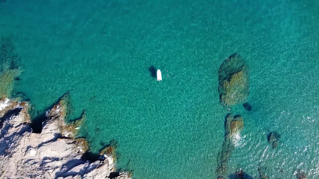 스페인 의 푸르코이즈 물 이 있는 휴식 해변 해안선 에 있는 요트 의 공중 전망