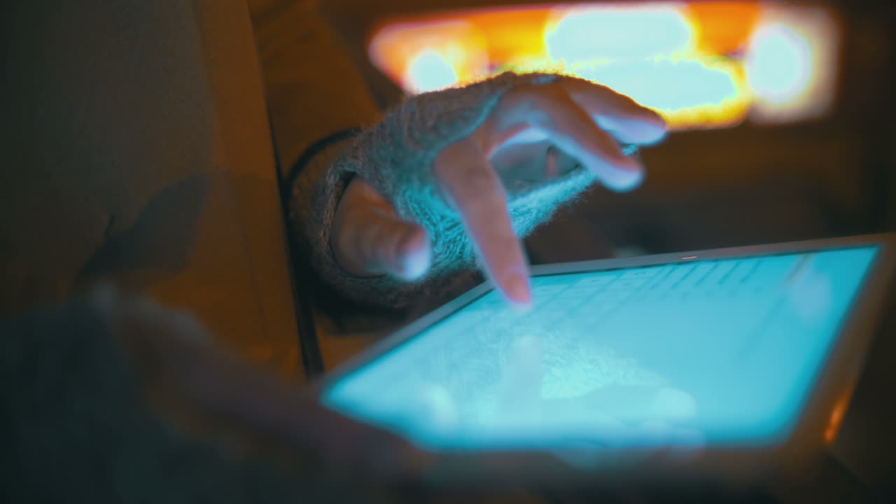 지하철 입구 근처의 야외에서 태블릿 pc에서 타이핑하는 여성