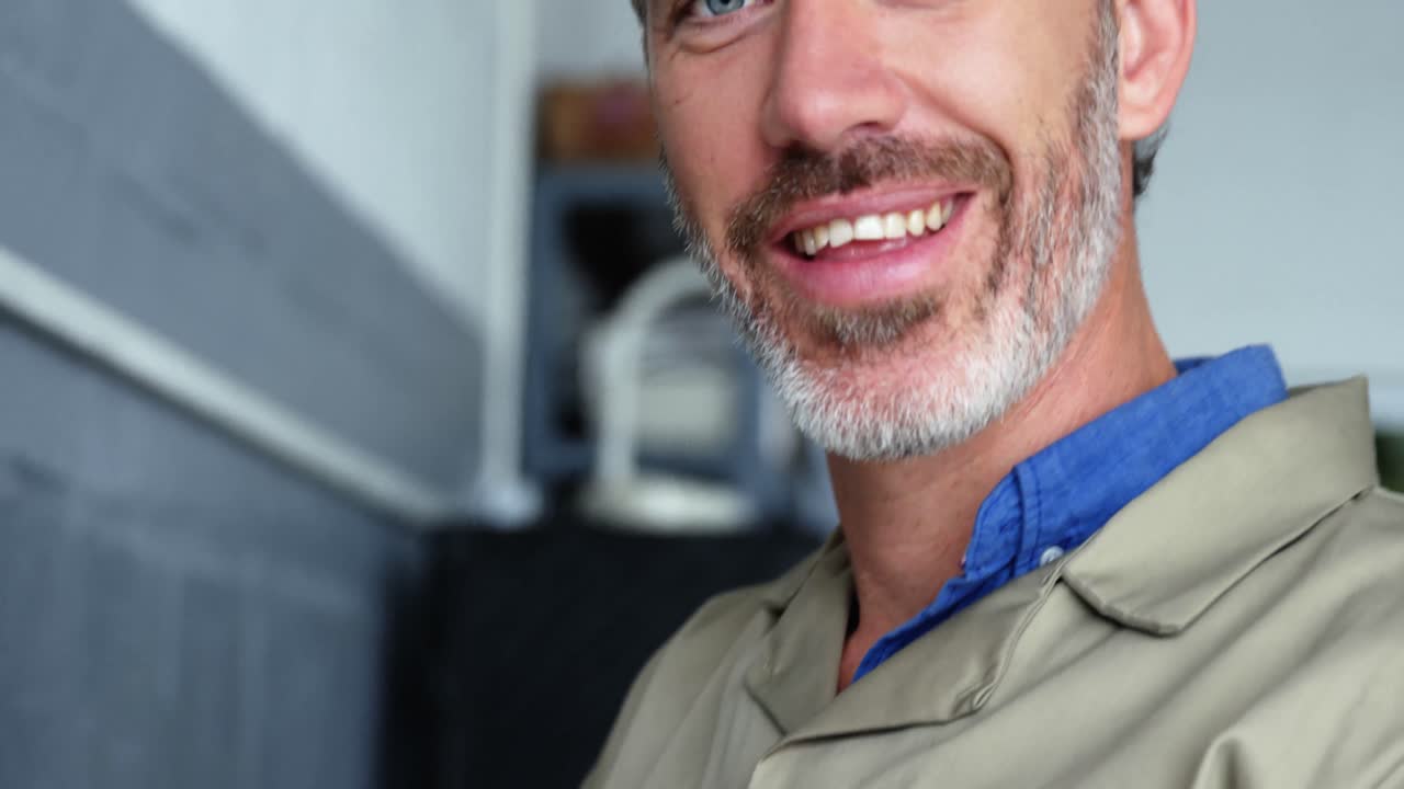 mecánico que conecta un alambre a la boquilla de pulverización