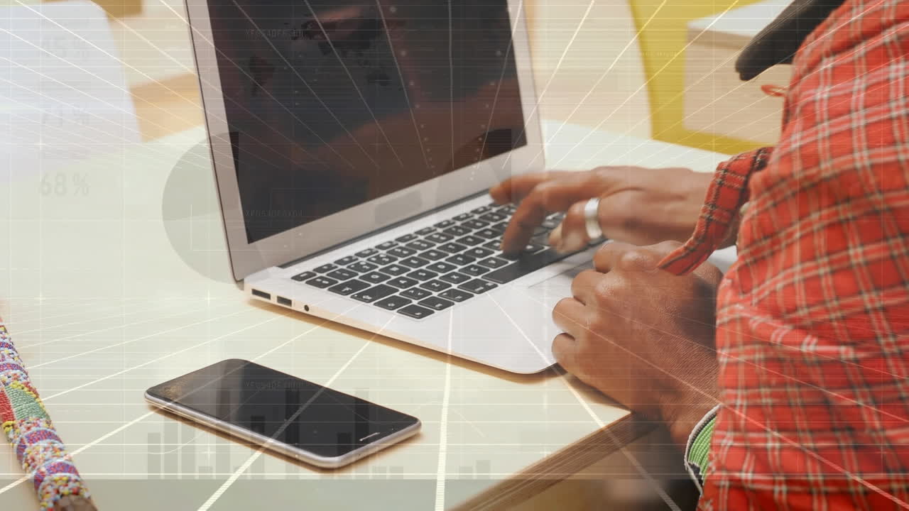 animación de conexiones sobre las manos de un hombre afroamericano usando una computadora portátil con espacio de copia