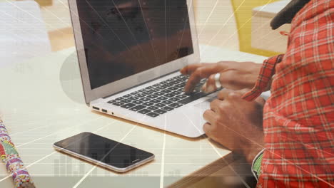 animación de conexiones sobre las manos de un hombre afroamericano usando una computadora portátil con espacio de copia