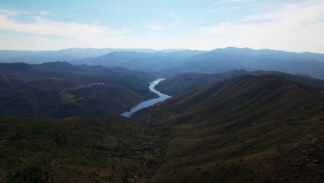 Valle-De-Montaña-Y-Colinas-En-Portugal