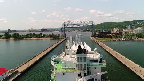 Frachtschiff-Mit-Rotorblättern-Von-Windkraftanlagen-Nähert-Sich-Duluth-Hubbrücke-In-Minessota,-Antenne