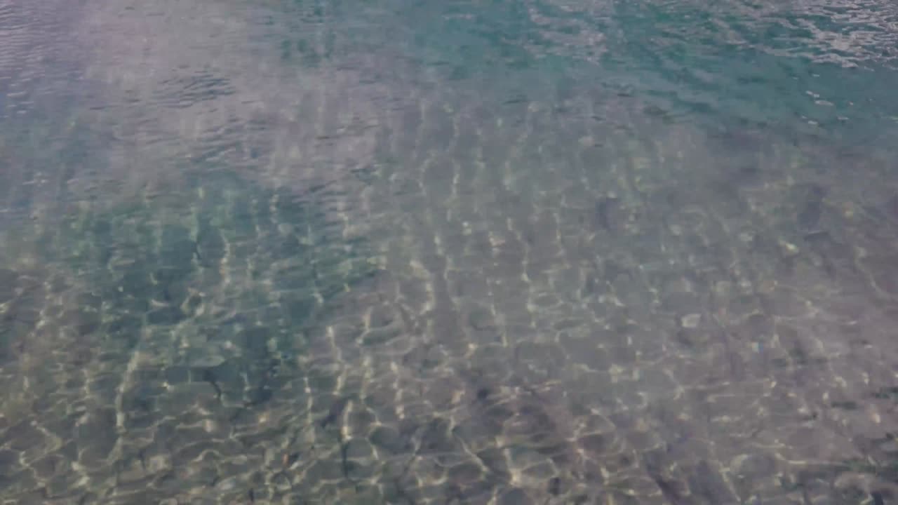 위에서 물이 움직입니다.