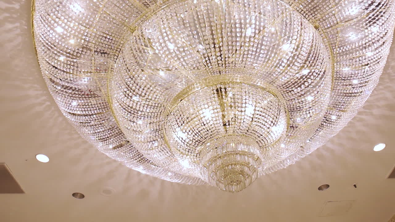 연회장의 아름다운 샹들리에