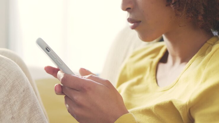 Donna che usa uno smartphone