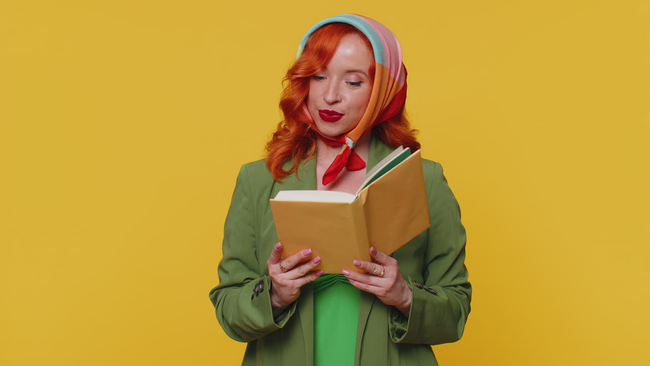 mujer pelirroja leyendo divertido interesante libro de cuentos de hadas, ocio afición, educación, aprendizaje