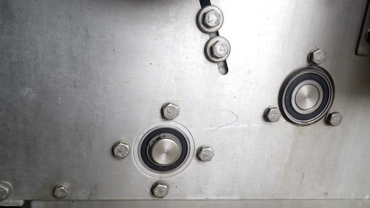 생산 중인 기계의 패널에 있는 베어링의 회전