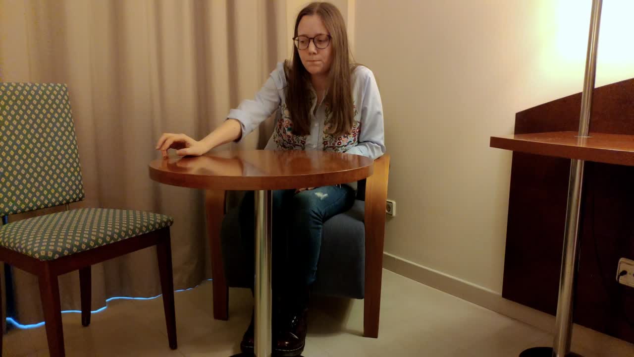 una joven preocupada.