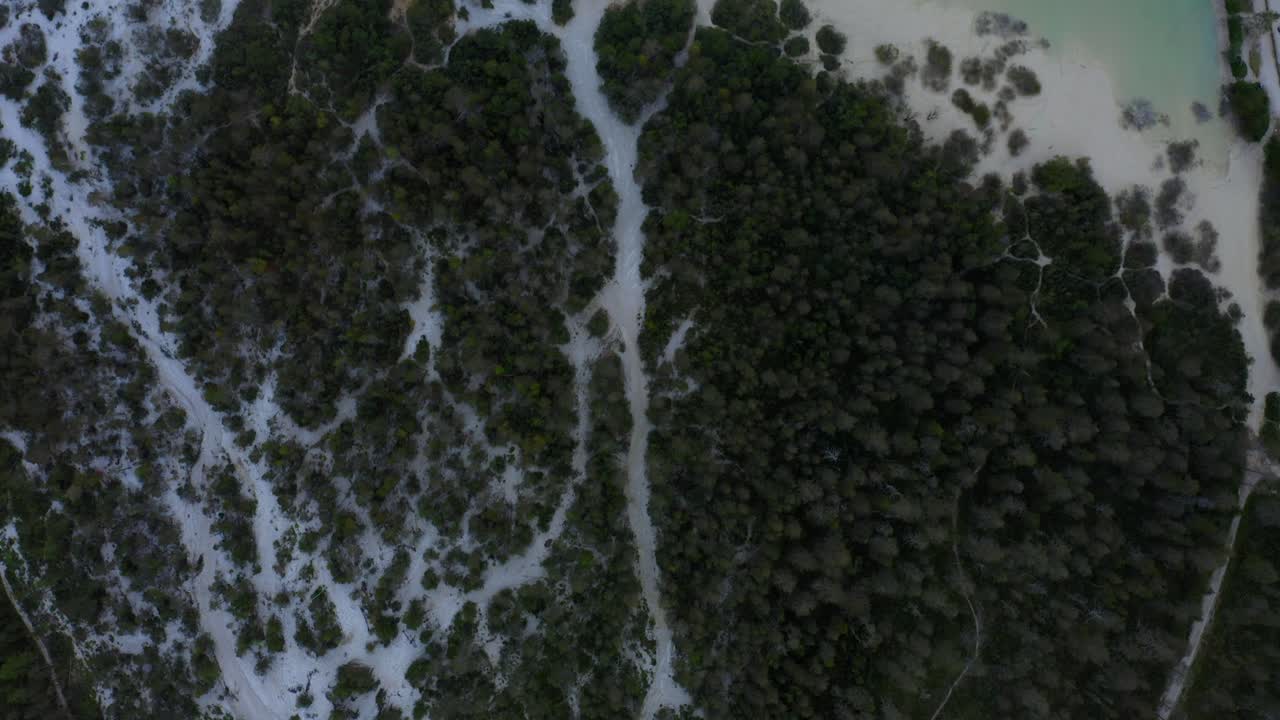 lago di landro, dolomitas, parque nacional de los tres picos, tirol del sur, italia, septiembre de 2021