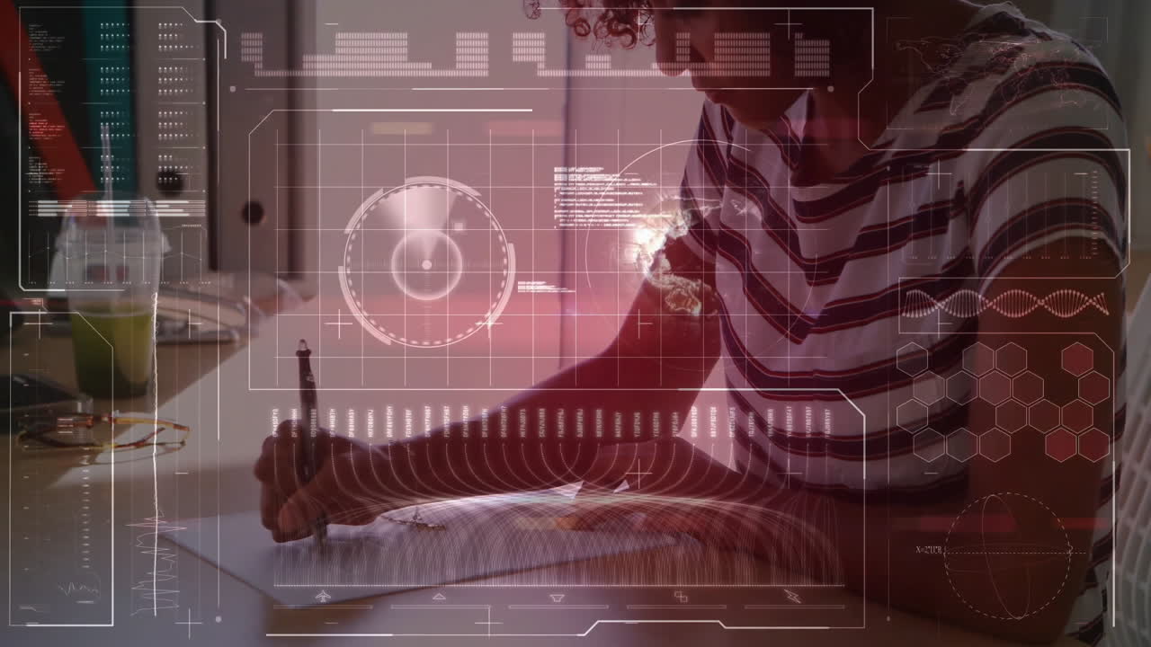 animación de procesamiento de datos y diagramas sobre mujer biracial tomando notas