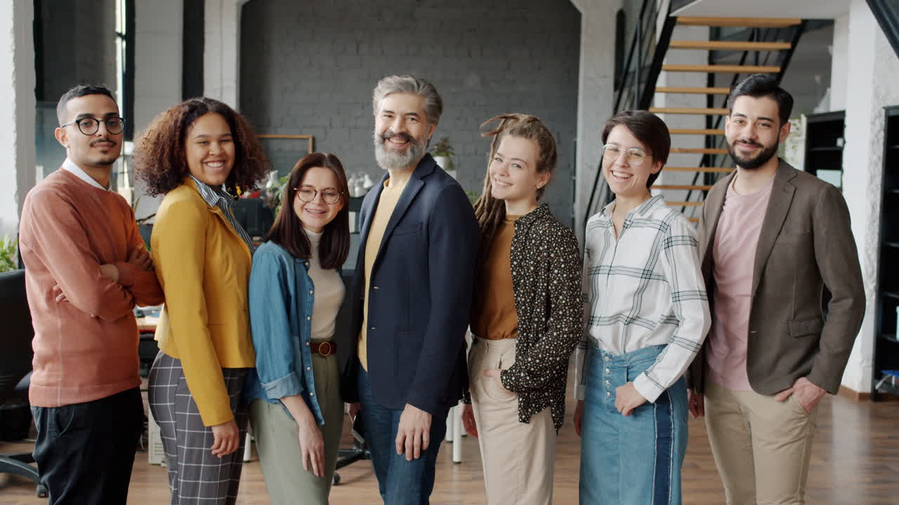 equipo de negocios diverso en una oficina moderna