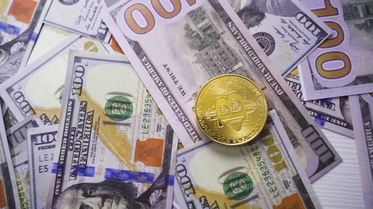 bitcoin girando en dólares. finanzas y concepto de inversión.