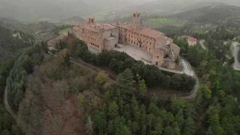 Descubriendo-Umbría-Desde-El-Aire:-Monte-Santa-María-Tiberina-En-Perspectiva-Aérea