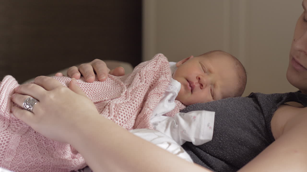 Neonato che dorme serenamente sul petto della mamma